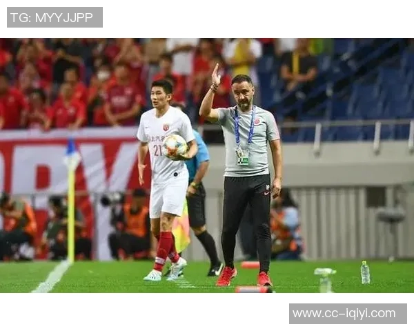 米兰2526赛季全家福揭晓阿莱格里与莫德里奇同框引发热议