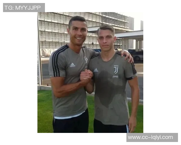 C罗昔日尤文队友工地打拼走红25岁因伤退役成励志典范