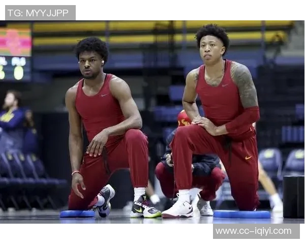 夸梅直言布朗尼一年无进步威少积极跑动更具价值