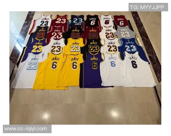 詹姆斯身穿布莱斯大学6号球衣到场观赛令老父亲倍感骄傲与自豪